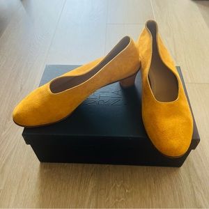 Martiniano yellow suede glove low heels
